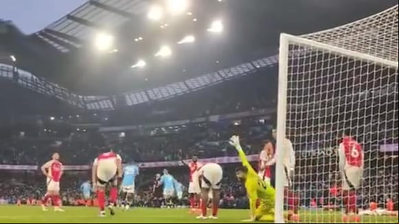 Erling Haaland y su polémica acción en el partido contra el Arsenal. (Vídeo: Difusión).
